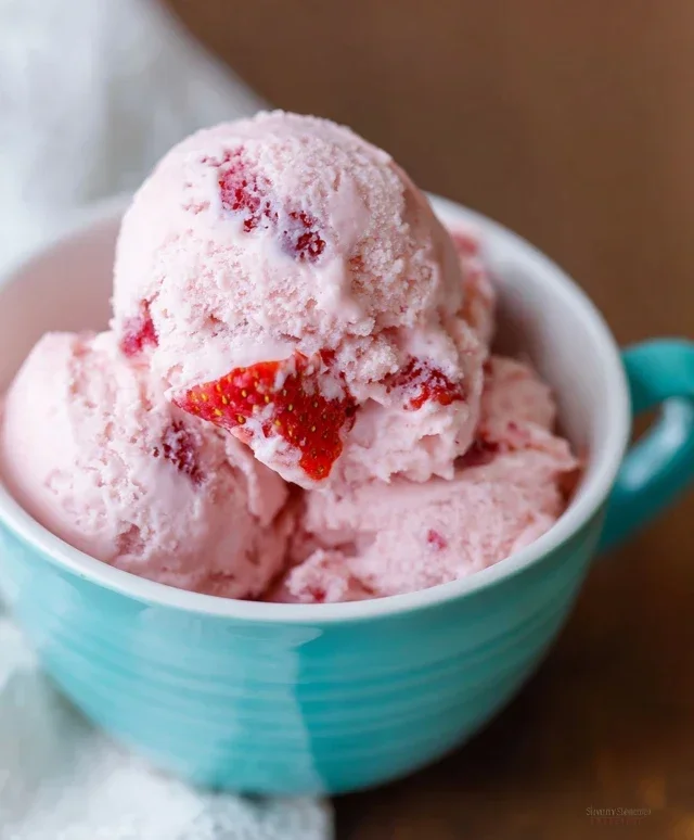 Easy Strawberry Cake with Strawberry Sauce