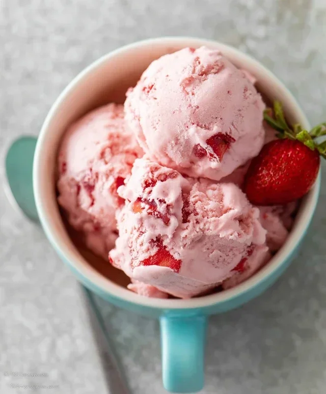 Easy Strawberry Cake with Strawberry Sauce